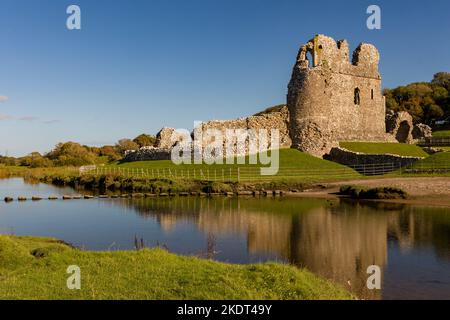 Rovine di un castello gallese del 12th ° secolo nella campagna rurale (Castello di Ogmore, vale di Glamorgan) Foto Stock