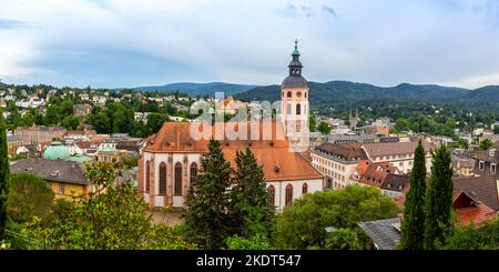 Baden-Baden, Germania - 30 giugno 2022: Vista della città di Baden-Baden nella Foresta Nera con la Chiesa Panorama a Baden-Baden, Germania. Foto Stock