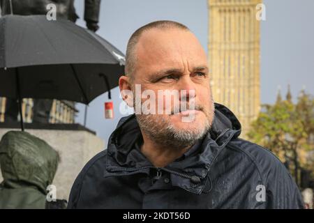 Londra, Regno Unito. 08th Nov 2022. Comico britannico al Murray per la protesta. Un gruppo di veterani militari di test nucleari britannici, membri di un gruppo più ampio chiamato 'Labrats' (eredità dei sopravvissuti di test atomici della bomba atomica)' e le loro famiglie protestano contro la Piazza del Parlamento e Downing Street, poi depongono le corone al Cenotaph prima di marciare al mod. I Labratti rappresentano veterani nucleari, veterani atomici, scienziati, civili e le loro famiglie. Anche i veterani sperano di ricevere una medaglia, ma finora non hanno avuto successo. La protesta è sostenuta da diversi deputati. Credit: Imageplotter/Alamy Live News Foto Stock