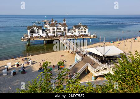 Sellin, Germania - 19 luglio 2022: Molo nel resort Baltico Sellin, sull'isola di Rügen, sul Mar Baltico, a Sellin, Germania. Foto Stock