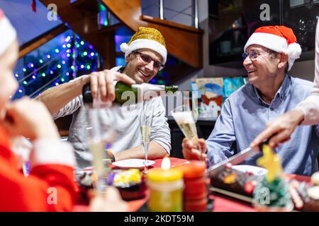 Famiglia happy hispanic latin festeggia il natale o il nuovo anno insieme a casa Foto Stock