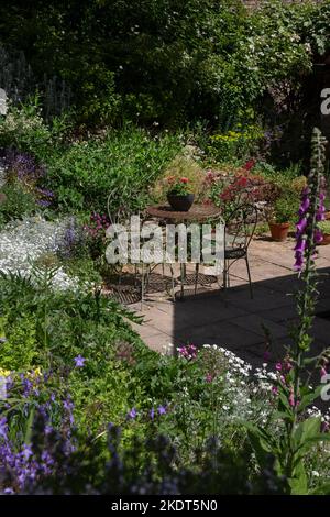 Sedie da giardino in metallo e tavolo sul patio in estate inglese, inghilterra Foto Stock