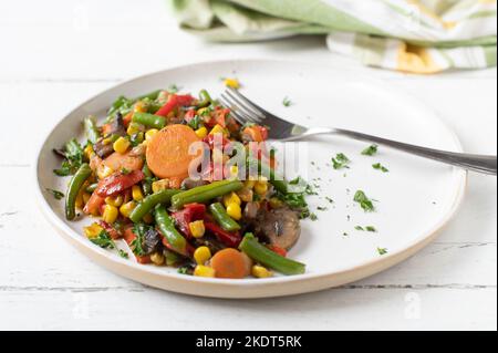 Verdure cotte su un piatto per contorno sano Foto Stock