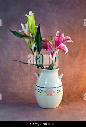 Lilium 'Stargazer', o Stargazer Lily, in un bouquet di gigli. Foto Stock