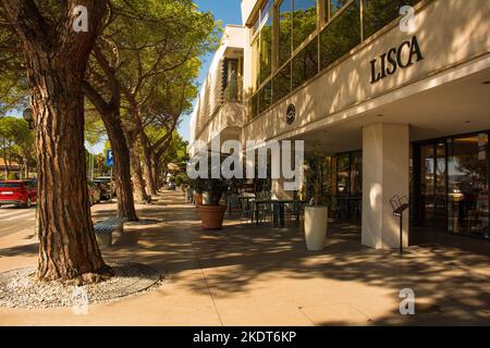 Portoroz, Slovenia - Settembre 19th 2022. Una strada sul lungomare nella piccola località balneare e termale di Portoroz, sulla costa slovena Foto Stock