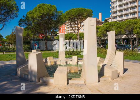 Portoroz, Slovenia - Settembre 19th 2022. Una fontana astratta sul lungomare della piccola località balneare e città termale di Portoroz sulla costa Foto Stock