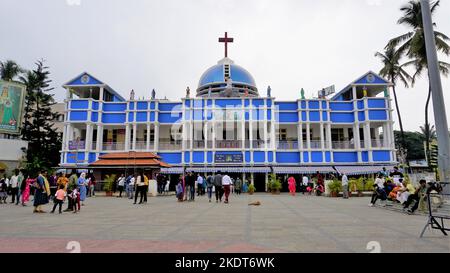 Bangalore, Karnataka, India-Ottobre 09 2022: Bella vista del Santuario di Gesù Bambino. Situato nell'area di Vivek Nagar di Bangalore. Chiesa cattolica romana. Mus Foto Stock