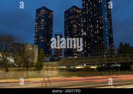 La torre di Piazza Deansgate si blocca al crepuscolo. Manchester, Regno Unito. Lunga esposizione con percorsi luminosi dal traffico. Foto Stock