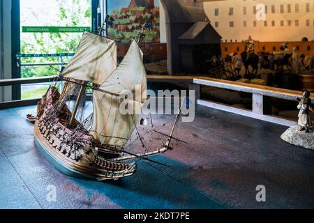 STOCCOLMA, SVEZIA - 28 GIUGNO 2016: Questo è il modello di nave svedese del 17th ° secolo Vasa, che è sollevata dal fondale marino. Foto Stock