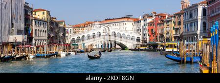 Venezia, Italia - 20 Marzo 2022: Ponte di Rialto Ponte di Rialto sul Canal Grande con Gondola Vacanze Città Panorama a Venezia. Foto Stock