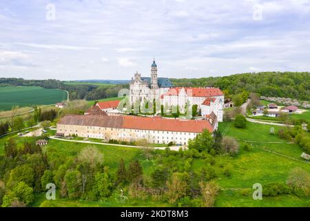 Neresheim, Germania - 8 maggio 2022: Abbazia Barocca Chiesa vista aerea a Neresheim, Germania. Foto Stock