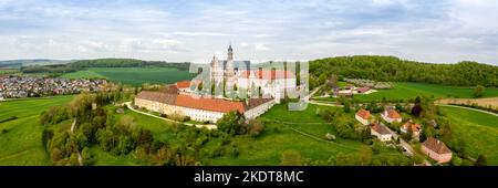 Neresheim, Germania - 8 maggio 2022: Monastero dell'Abbazia Chiesa barocca Panorama aereo a Neresheim, Germania. Foto Stock