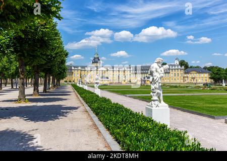 Karlsruhe, Germania - 30 giugno 2022: Karlsruhe Castello Palazzo barocco Residence con cifre Viaggi architettura a Karlsruhe, Germania. Foto Stock