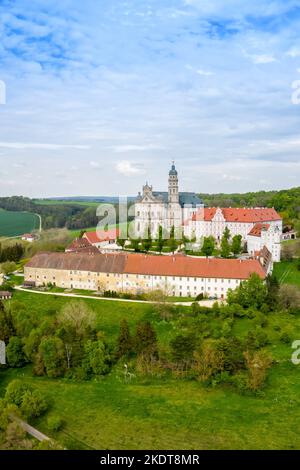 Neresheim, Germania - 8 maggio 2022: Monastero dell'Abbazia Chiesa barocca Vista aerea verticale formato a Neresheim, Germania. Foto Stock