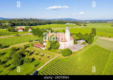 Birnau, Germania - 13 giugno 2022: Monastero cistercense sul lago di Costanza Chiesa del pellegrinaggio barocco Vista aerea a Birnau, Germania. Foto Stock