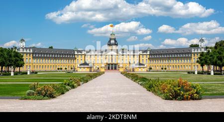 Karlsruhe, Germania - 30 giugno 2022: Castello di Karlsruhe Palazzo barocco Residence Viaggi Panorama architettura a Karlsruhe, Germania. Foto Stock
