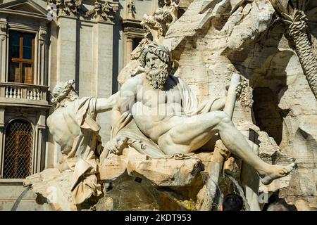 Fontana in Piazza Navona a Roma. Fu progettato nel 1651 da Gian Lorenzo Bernini per Papa Innocenzo X il cui palazzo di famiglia, il Palazzo Pam Foto Stock