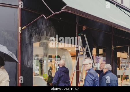 Londra, Regno Unito. 20th ottobre 2022. Basta fermare gli attivisti del petrolio incollato le mani e attaccati a tubi di metallo su Brompton Road fuori Harrods Foto Stock