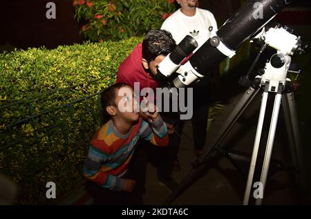 Guwahati, Guwahati, India. 8th Nov 2022. Un bambino guarda all'eclissi lunare attraverso il telescopio al planetario Guwahati in Guwahati Assam India martedì 8th novembre 2022. (Credit Image: © Dasarath Deka/ZUMA Press Wire) Foto Stock