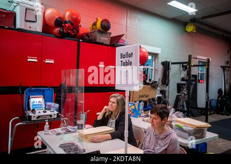 Alexandria, Virginia, Stati Uniti. 8th Novembre 2022. Mentre gli americani si dirigono ai sondaggi per votare nelle elezioni di Midterm del 2022, l'assistente del quartier generale del dipartimento dei vigili del fuoco di Alessandria Lisa Barnes, a sinistra, e il volontario ufficiale delle elezioni Melissa Goldblatt, a destra, aspettano di assistere gli elettori alla stazione centrale del dipartimento dei vigili del fuoco di Alessandria numero 4 ad Alessandria, in Virginia, martedì 8 novembre 2022. Credito: Rod Lamkey/CNP /MediaPunch Foto Stock