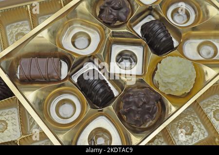 due scatole con cioccolatini, semi-vuote, primo piano, macro, full frame, vista dall'alto Foto Stock