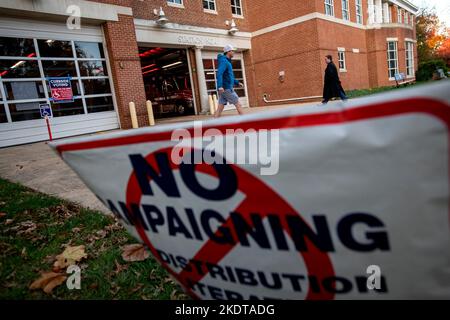 Alexandria, Virginia, Stati Uniti. 8th Novembre 2022. Mentre gli americani si dirigono ai sondaggi per votare nelle elezioni di Midterm del 2022, gli elettori arrivano nelle prime ore del mattino alla Stazione Centrale dei Vigili del fuoco di Alessandria numero 4 ad Alessandria, in Virginia, martedì 8 novembre 2022. Credito: Rod Lamkey/CNP /MediaPunch Foto Stock