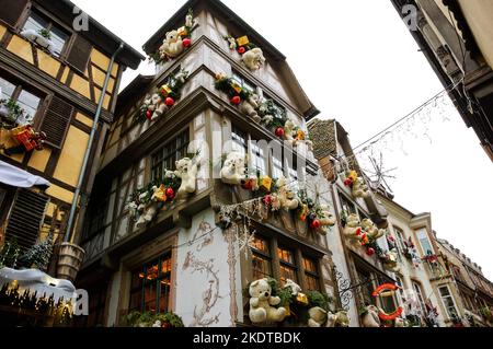 STRASBURGO, FRANCIA - 21 DICEMBRE 2015: Decorazione di Natale con orsi bianchi nella città medievale di Strasburgo considerata come una capitale di Natale Foto Stock