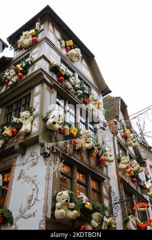 STRASBURGO, FRANCIA - 21 DICEMBRE 2015: Decorazione di Natale con orsi bianchi nella città medievale di Strasburgo considerata come una capitale di Natale Foto Stock