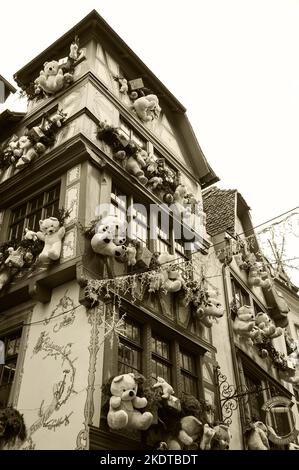 STRASBURGO, FRANCIA - 21 DICEMBRE 2015: Decorazione natalizia con orsi bianchi nella città medievale di Strasburgo considerata capitale del Natale. Seppia Foto Stock