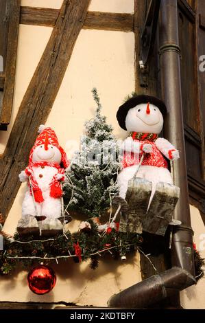 STRASBURGO, FRANCIA - 21 DICEMBRE 2015: Decorazione di Natale con romantico snowman coppia sciare nella città medievale di Strasburgo. Foto Stock