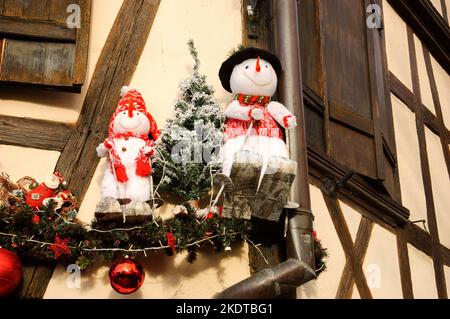 STRASBURGO, FRANCIA - 21 DICEMBRE 2015: Decorazione di Natale con romantico snowman coppia sciare nella città medievale di Strasburgo. Foto Stock