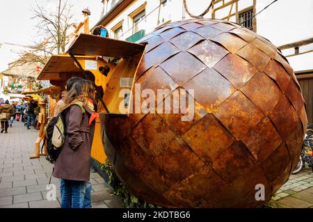 STRASBURGO, FRANCIA - 21 DICEMBRE 2015: Persone che acquistano bevande calde e snack al chiosco del mercato di Natale. Foto Stock