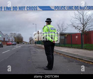 Un agente di polizia femminile che partecipa a un incidente a Liverpool, Regno Unito Foto Stock