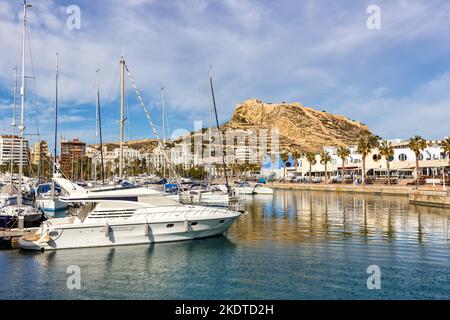 Alicante, Spagna - 15 febbraio 2022: Porto di Alicante D'Alacant Marina con barche e vista del Castello di Castillo Vacanze Città di Alicante, Spagna. Foto Stock