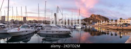 Alicante, Spagna - 15 febbraio 2022: Porto di Alicante in serata Porto D'Alacant Marina con barche e vista del Castello di Castillo Vacanze Città Pa Foto Stock