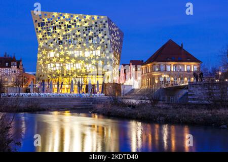 schwäbisch Gmünd, Germania - 12 febbraio 2022: Forum e River Rems di notte viaggio per le vacanze a Schwäbisch Gmünd, Germania. Foto Stock