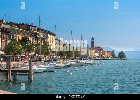 Salo Lago di Garda, vista in estate della panoramica cittadina lacustre di Salo situata sul versante sud-occidentale del Lago di Garda, Lombardia, Italia Foto Stock
