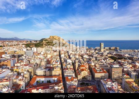 Alicante, Spagna - 15 Febbraio 2022: Alicante Alacant Panoramica della città e del Castello Castillo Santa Barbara Vacanze in Alicante, Spagna. Foto Stock