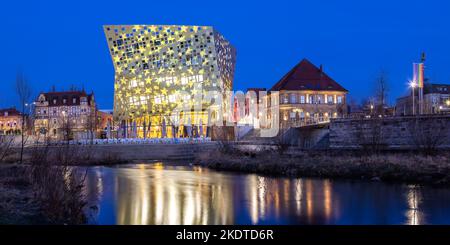 schwäbisch Gmünd, Germania - 12 febbraio 2022: Forum e River Rems in the Night Vacation Travel Panorama in Schwäbisch Gmünd, Germania. Foto Stock