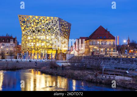 schwäbisch Gmünd, Germania - 12 febbraio 2022: Forum e River Rems di notte viaggio per le vacanze a Schwäbisch Gmünd, Germania. Foto Stock