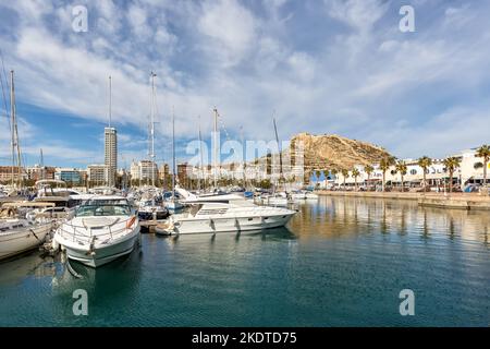 Alicante, Spagna - 15 febbraio 2022: Porto di Alicante D'Alacant Marina con barche e vista del Castello di Castillo Vacanze Città di Alicante, Spagna. Foto Stock