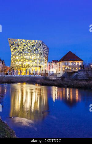 schwäbisch Gmünd, Germania - 12 febbraio 2022: Forum e le gemme del fiume in viaggio di notte Ritratto a Schwäbisch Gmünd, Germania. Foto Stock