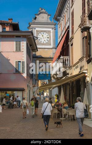 Salo Italia, ammira in estate le persone che passeggiano accanto a negozi di lusso che fiancheggiano ogni lato della Via San Carlo nella panoramica cittadina di Salo, sul lago di Garda Foto Stock