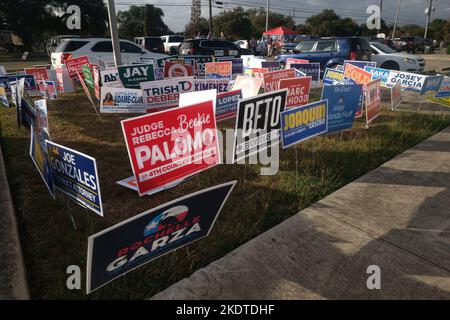 Miami, Florida, Stati Uniti. 8th Nov 2022. Cartelli della campagna pubblicati all'ingresso del luogo di voto di Las Palmas a San Antonio, TX, durante il giorno delle elezioni. (Credit Image: © Carlos Escalona/ZUMA Press Wire) Credit: ZUMA Press, Inc./Alamy Live News Foto Stock