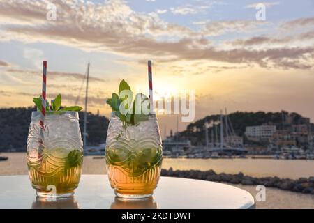 due drink di fronte al porto mediterraneo Foto Stock