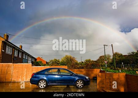 Un arcobaleno si forma su cieli oscuri a Twickenham, Londra, dopo una pesante doccia a pioggia. Il Regno Unito ha vissuto la pioggia e i venti alti, con un avvertimento di tempo giallo emesso per parti del paese. Foto Stock