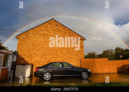 Londra, Regno Unito. 08th Nov 2022. Un arcobaleno si forma su cieli oscuri a Twickenham, Londra, dopo una pesante doccia a pioggia. Il Regno Unito ha vissuto la pioggia e i venti alti, con un avvertimento di tempo giallo emesso per parti del paese. (Foto di Tejas Sandhu/SOPA Images/Sipa USA) Credit: Sipa USA/Alamy Live News Foto Stock