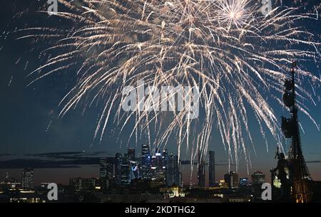 29 luglio 2022, Mosca, Russia. Fuochi d'artificio sul monumento ai grattacieli di Pietro il Grande e di Mosca in una serata estiva. Foto Stock