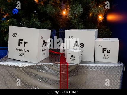 8 dicembre 2021, Sochi, Russia. Cubetti di carta con elementi della tavola periodica di Mendeleev sull'albero di Natale. Foto Stock