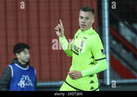 Daan Heymans di Charleroi festeggia dopo aver segnato il punteggio durante una partita finale della Croky Cup 1/16 tra RFC Seraing e Charleroi, a Seraing, martedì 08 novembre 2022. FOTO DI BELGA BRUNO FAHY Foto Stock